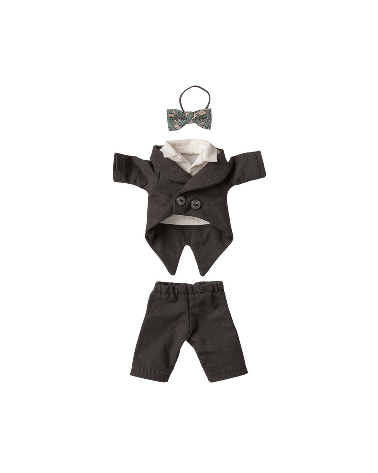 The maileg wedding suit for dad mouse features a black tailcoat with white lapels, matching pants, and a floral-patterned bow tie, displayed on a white background.