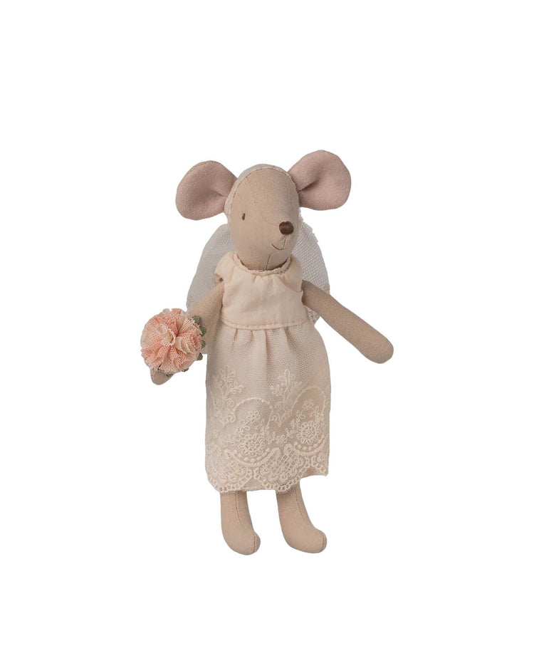 The maileg wedding dress for mum mouse features a stuffed mouse toy in a bridal dress and veil, holding pink flowers, displayed against a white background.