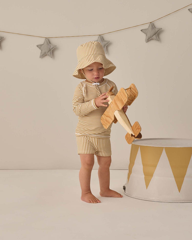 quincy mae bucket hat in honey stripe small baby Little