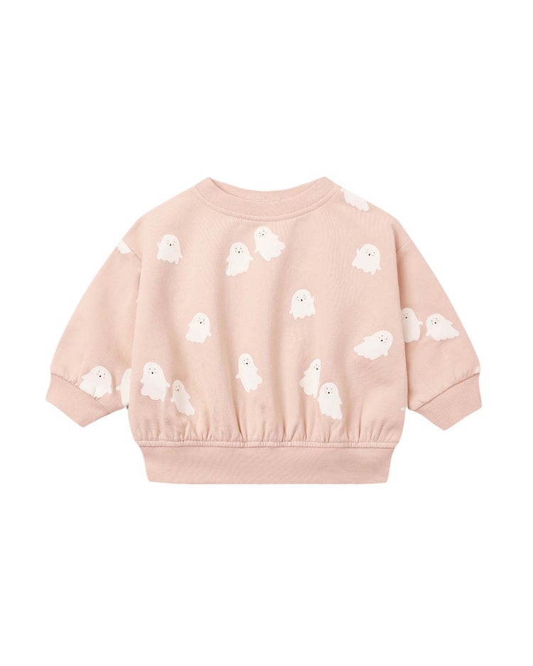 The relaxed fleece sweatshirt in sweet ghost by quincy mae is crafted from light pink organic cotton and showcases small, cute white ghost illustrations scattered across the fabric. Featuring long sleeves, an elastic waistband, and cuffs, this cozy sweatshirt offers a comfortable and relaxed fit.