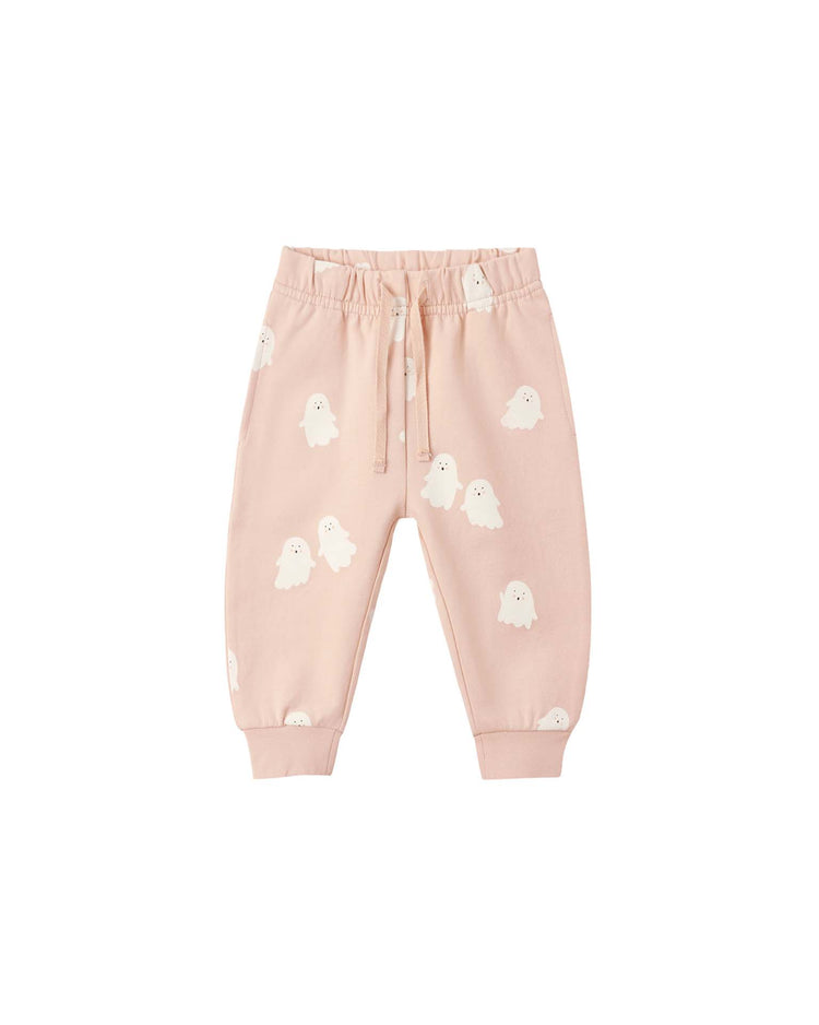 The quincy mae relaxed fleece sweatpant in sweet ghost features a light pink color with white ghost prints scattered throughout. These cozy baby pants have an elastic waistband with a drawstring, plus ankle cuffs for added comfort and style.