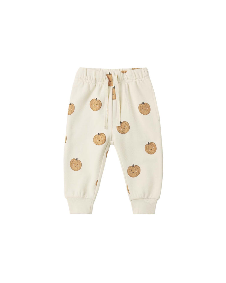 Introducing the relaxed fleece sweatpant in pumpkins by quincy mae—crafted from soft organic cotton sweatpant material in a cream hue. These cozy pants feature an elastic waistband with a drawstring and an all-over pumpkin print. Designed with a relaxed fit and finished with ribbed ankle cuffs for extra comfort.