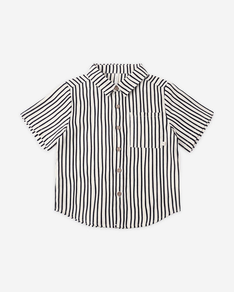 The rylee + cru collared short sleeve shirt in wavy stripe features a classic collar, front chest pocket, and a stylish black wavy stripe pattern on white.
