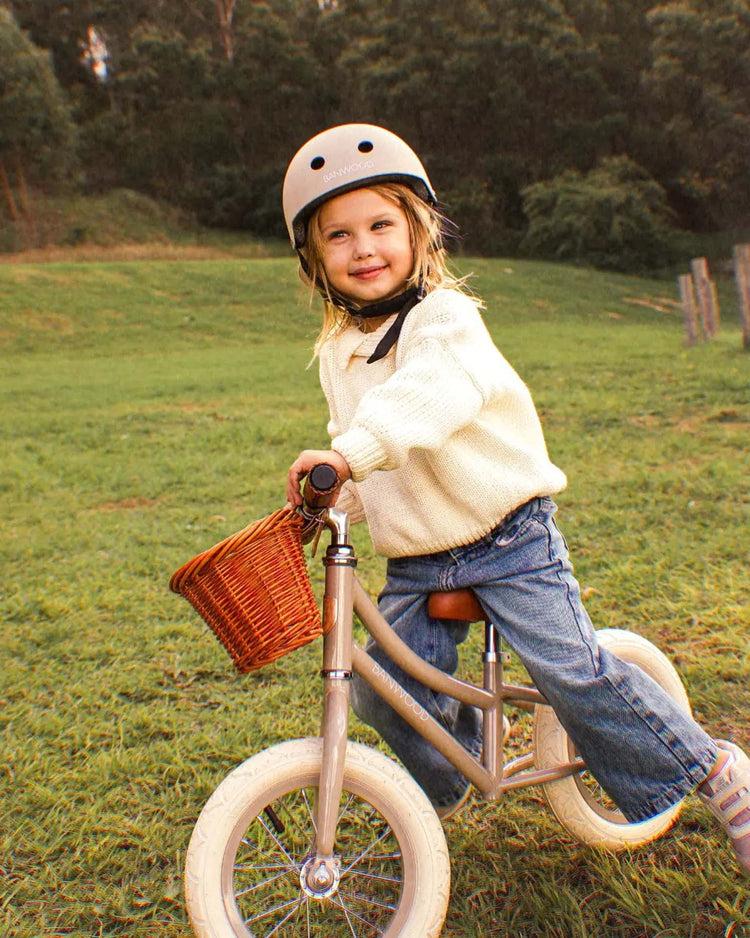 banwood classic helmet in matte beige play Little