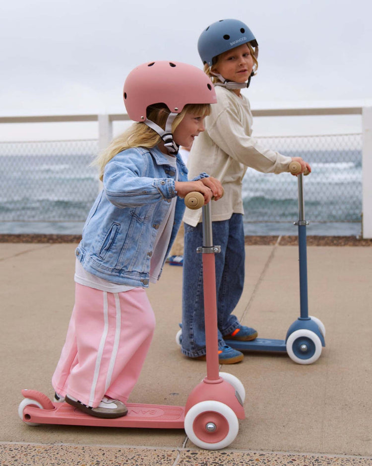 banwood banwood eco helmet in raspberry play Little