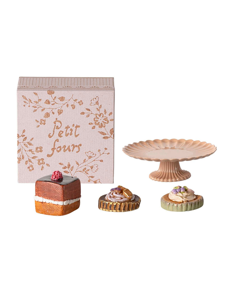 Little maileg play mini cakes + cakestand
