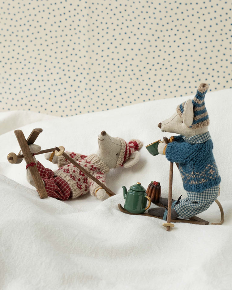 Little maileg play mum winter mouse with ski set in red