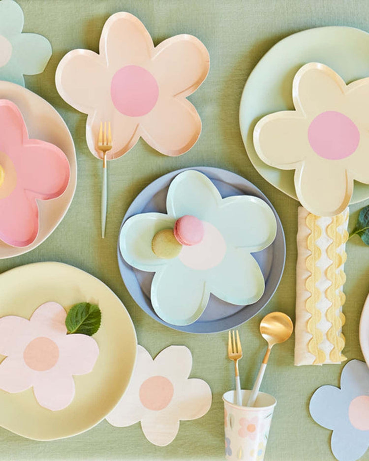 meri meri daisy shaped plates party Little