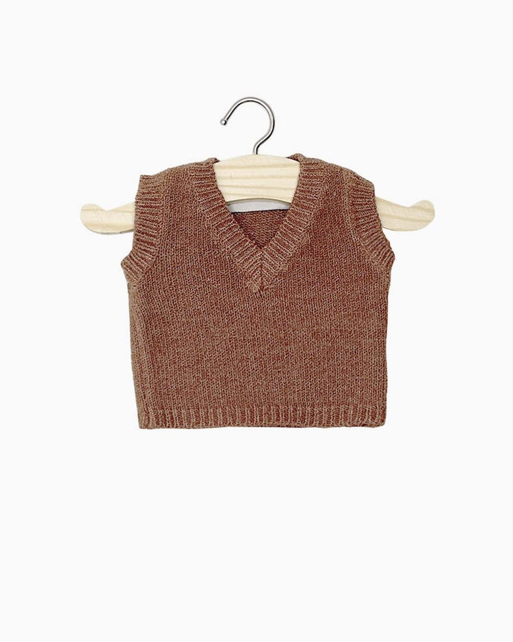 The léonardo knit tank in heather caramel, perfect for Minikane dolls, is displayed on a wooden hanger against a white background.