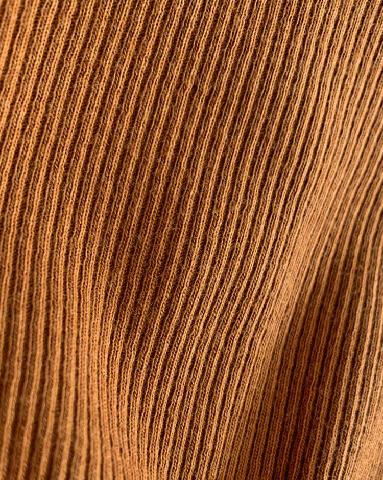 Close-up of the Les P’tits Basiques ribbed tank + short set in cognac, featuring a brown ribbed fabric with a wavy texture, reminiscent of the quality attire worn by Minikane dolls.