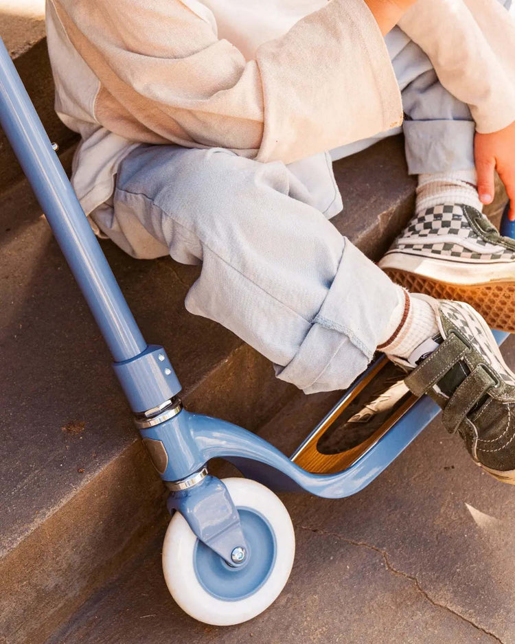 banwood banwood maxi scooter in blue play Little