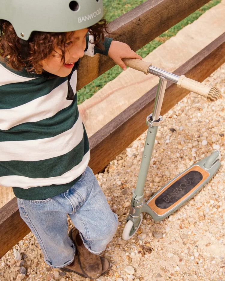 banwood banwood maxi scooter in forest play Little