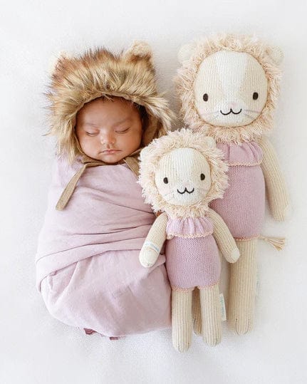 cuddle + kind savannah the lion play Little