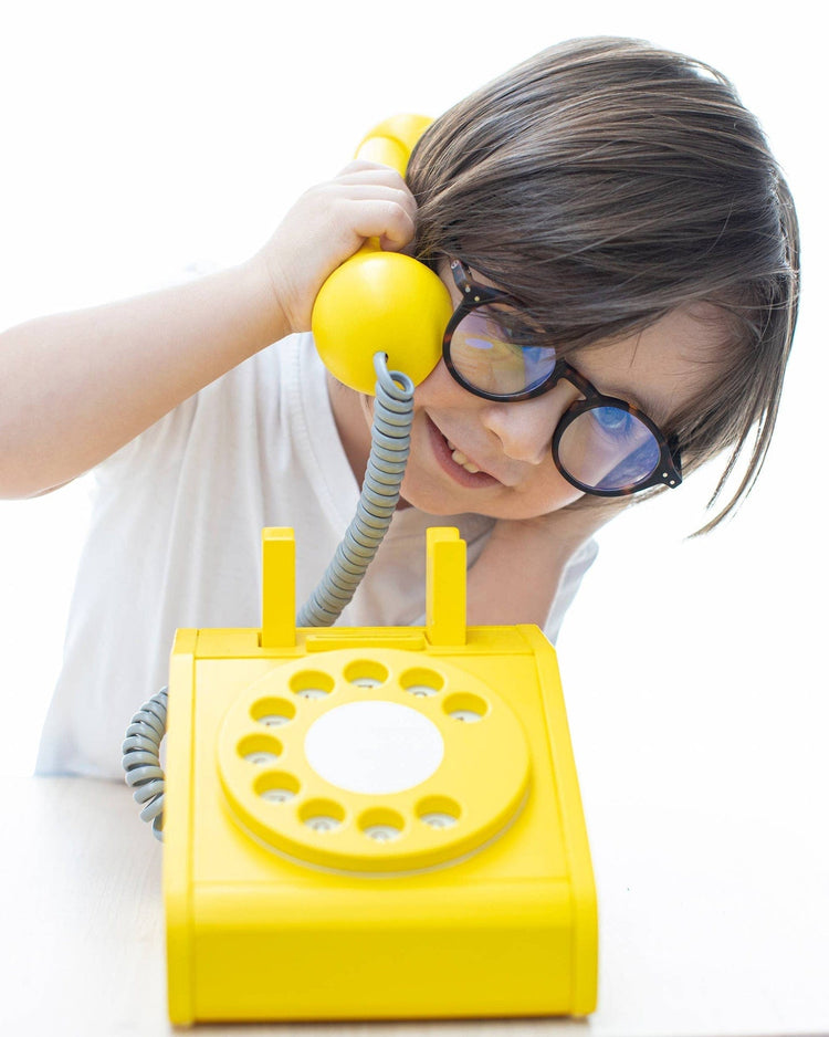 Little kiko+ and gg* play kiko+ telephone in yellow