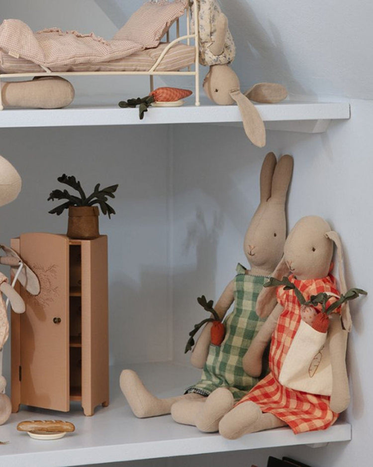 Little maileg play carrots in shopping bag