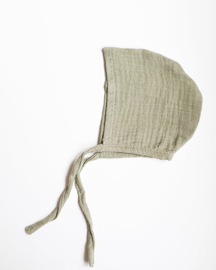 Little minikane play double cotton gauze bonnet in vert olive