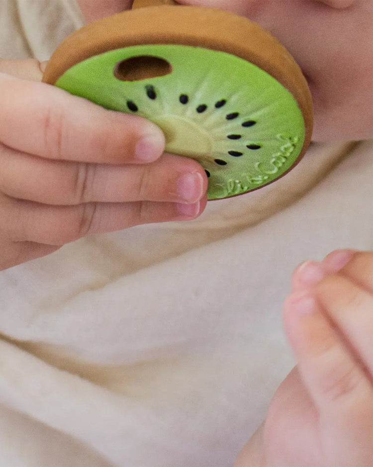 Little oli + carol play jose antonio the kiwi