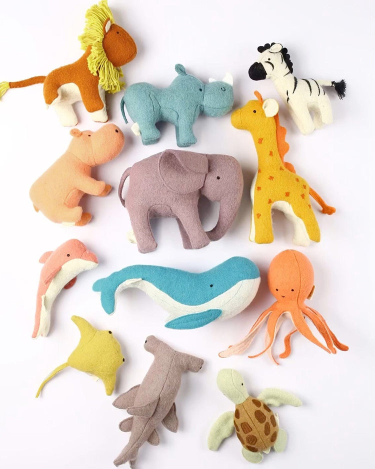 Little olli ella play holdie safari animals