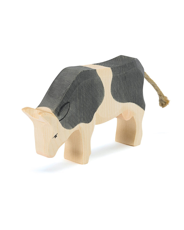 Little ostheimer play black + white cow eating