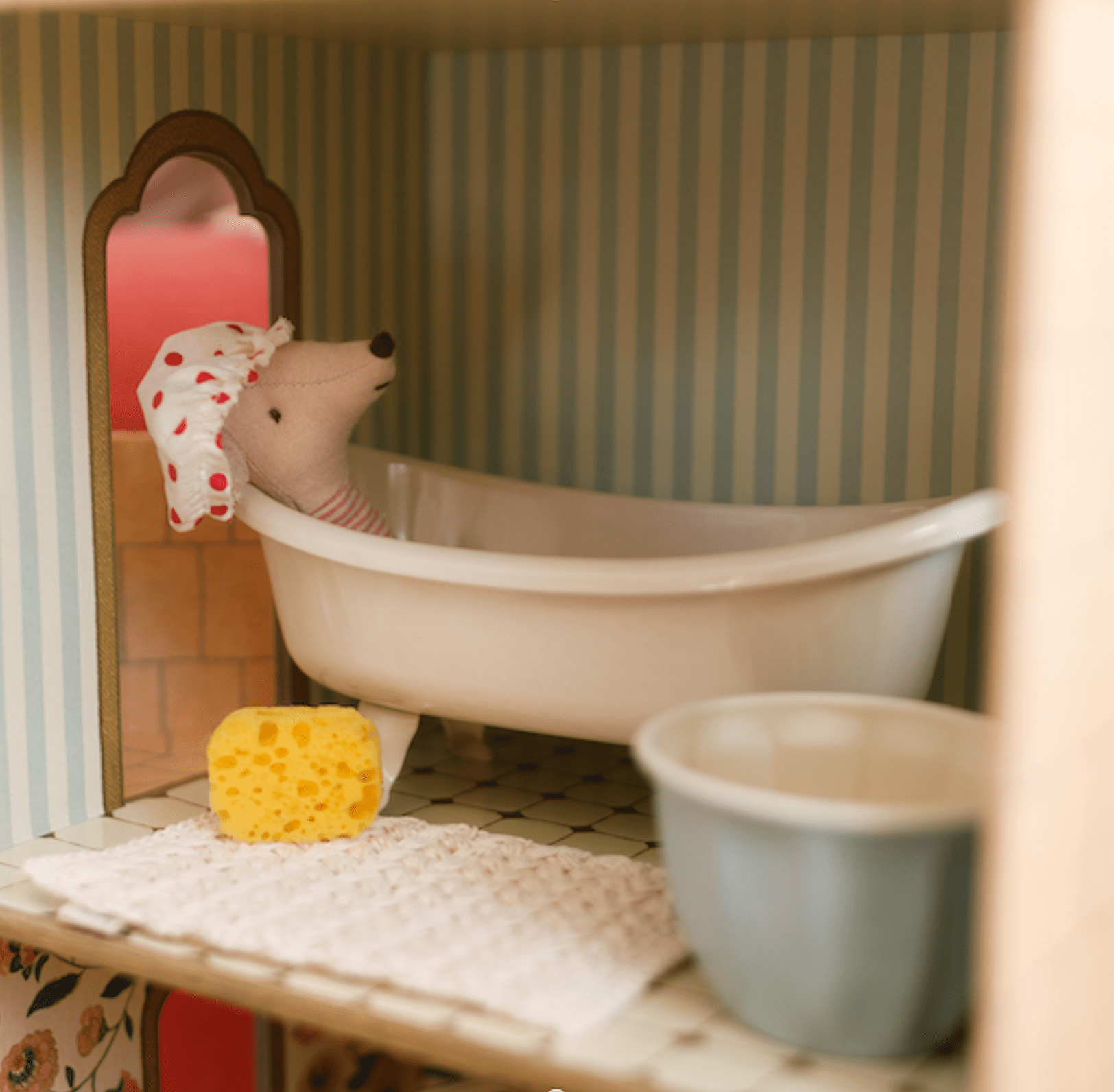 Maileg > Furniture + Accessories - Little