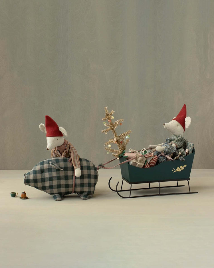 medium sleigh in green