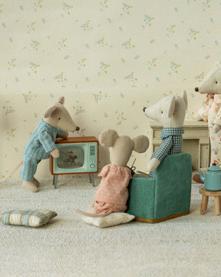 maileg television, mouse play Little