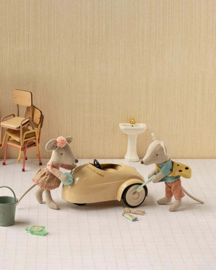 mouse car in wheat