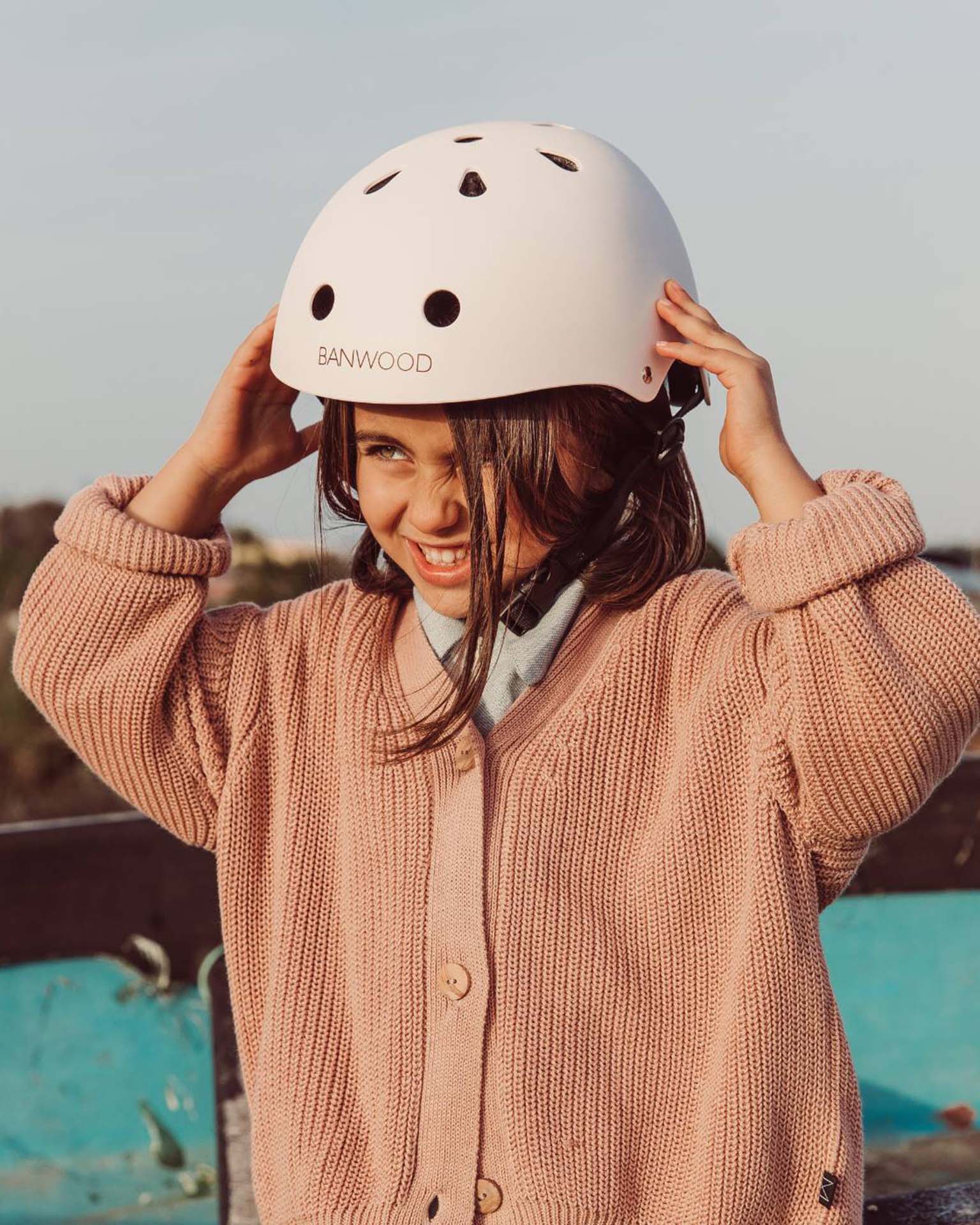 banwood bikes helmet Classic Sky The Banwood Helmet combines safety and durability Banwood Classic Helmet - Pale