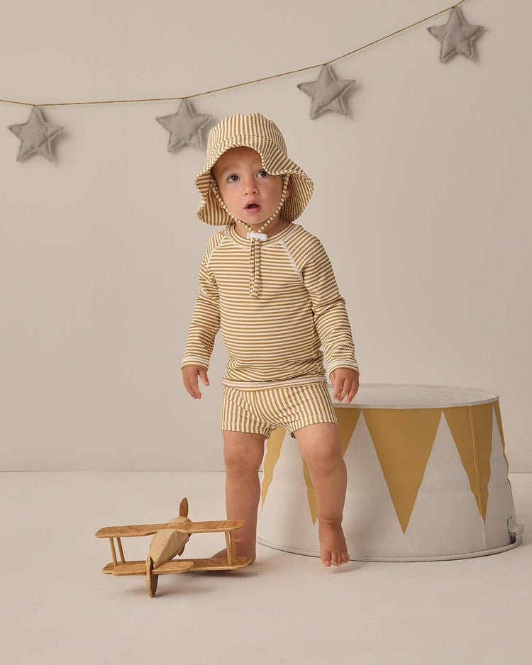 quincy mae finn rashguard + short set in honey stripe small baby Little