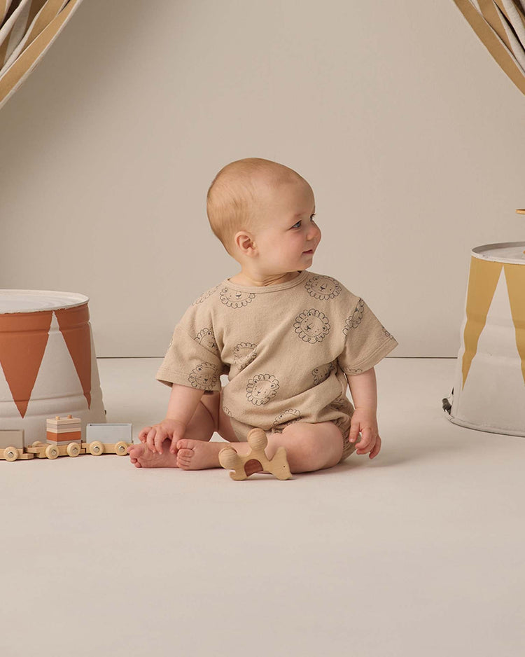 quincy mae spongy play set in lion baby Little