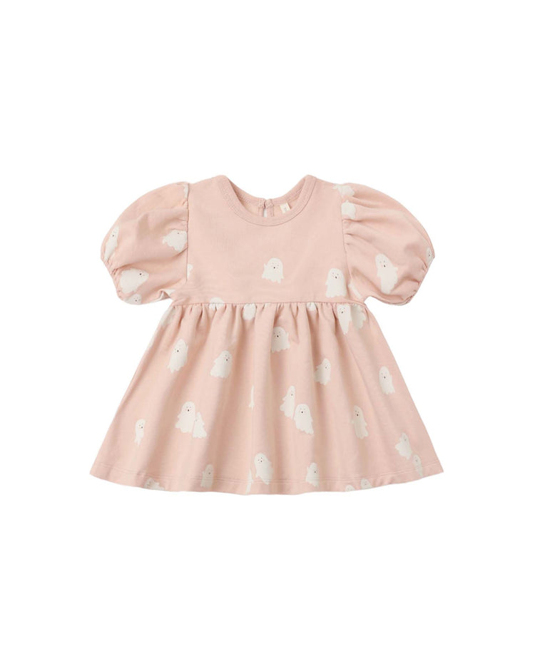 The darla dress in sweet ghost by quincy mae brightens up pink organic cotton with playful white ghost illustrations. Inspired by the classic fleece Darla Dress, this charming baby dress features short puff sleeves and a gathered skirt for a whimsical touch.