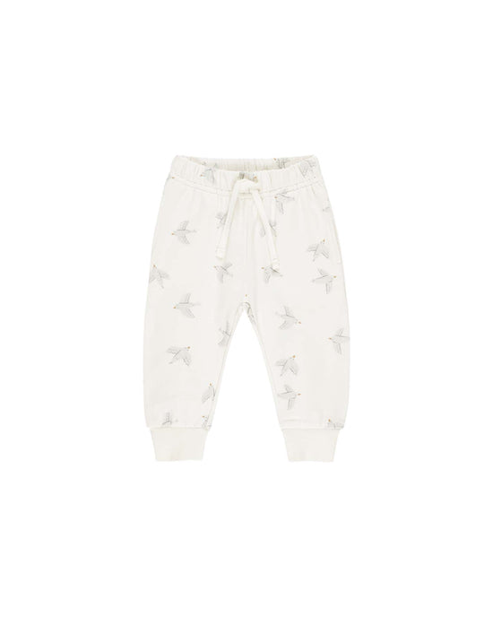Quincy Mae's relaxed sweatpant in birds is made from soft organic cotton, featuring a subtle bird print and an adjustable drawstring waistband. Available in white for babies.
