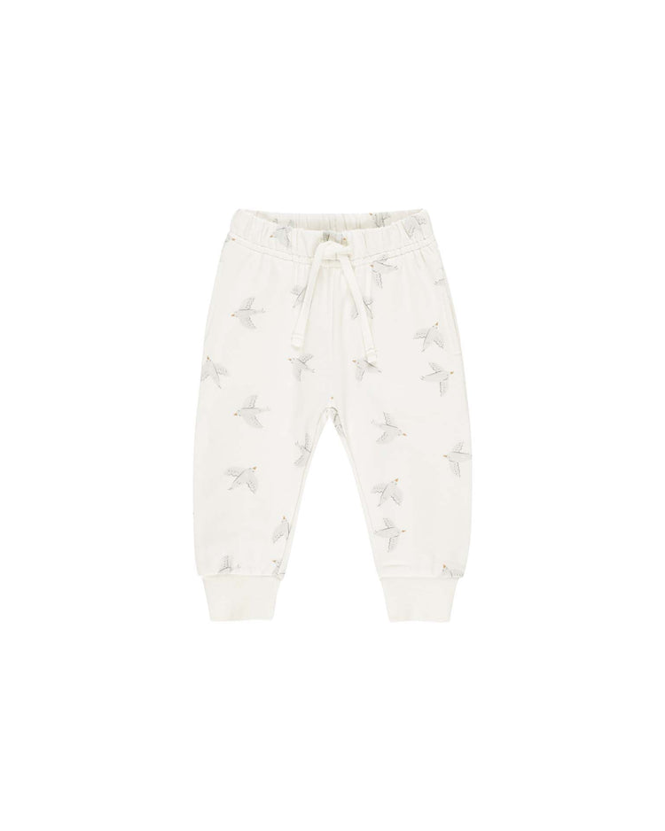 Quincy Mae's relaxed sweatpant in birds is made from soft organic cotton, featuring a subtle bird print and an adjustable drawstring waistband. Available in white for babies.