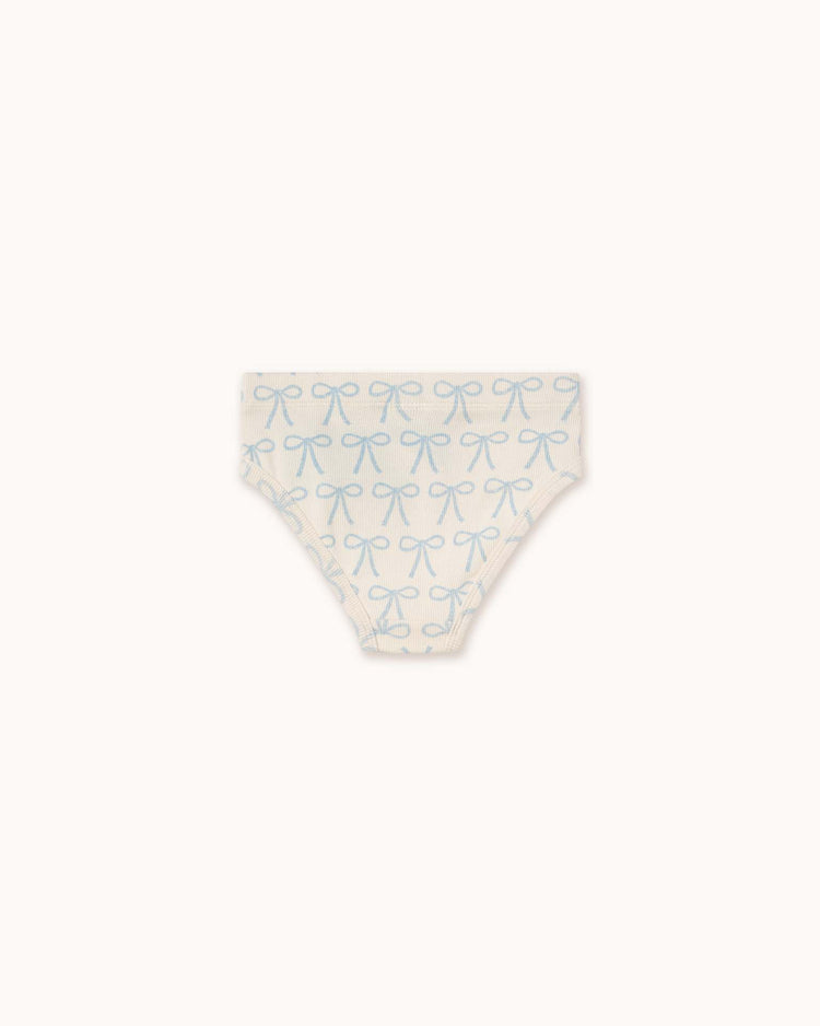 Discover Tiny Cottons' off-white children's briefs adorned with charming light blue bows. Made from soft organic cotton, these essentials provide comfort and distinctive designs for your little one.