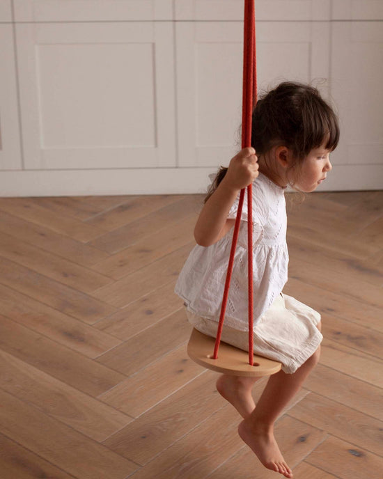 Little babai play natural swing in terra