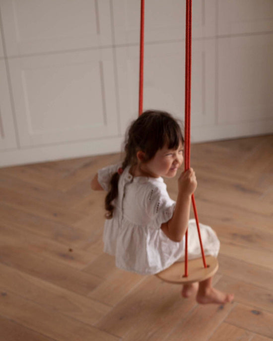 Little babai play natural swing in terra