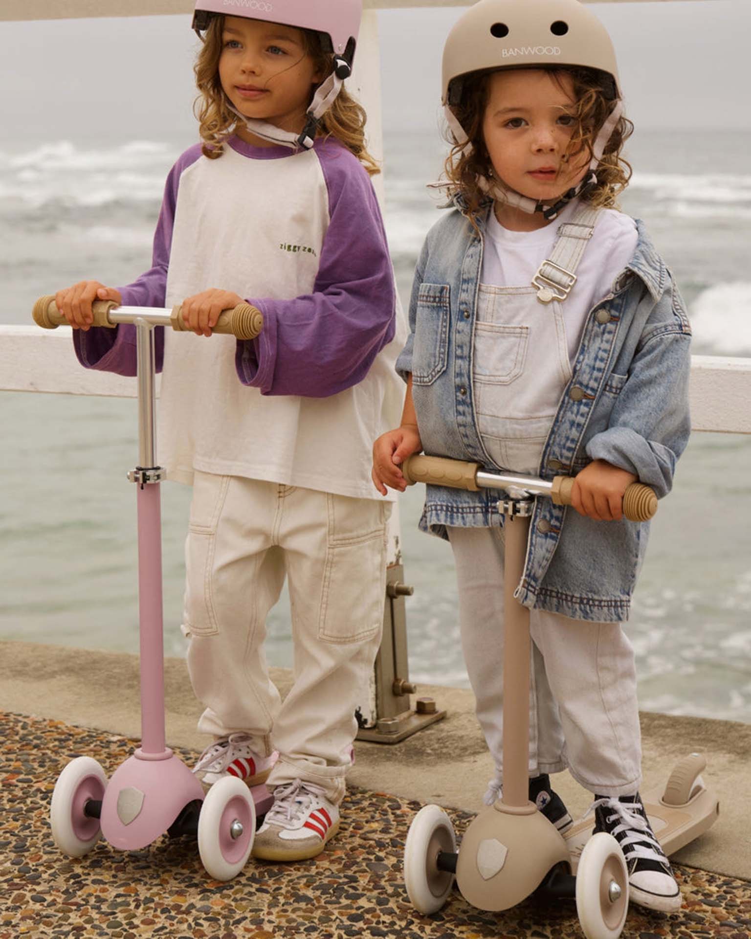 banwood banwood eco helmet in sand play at Little