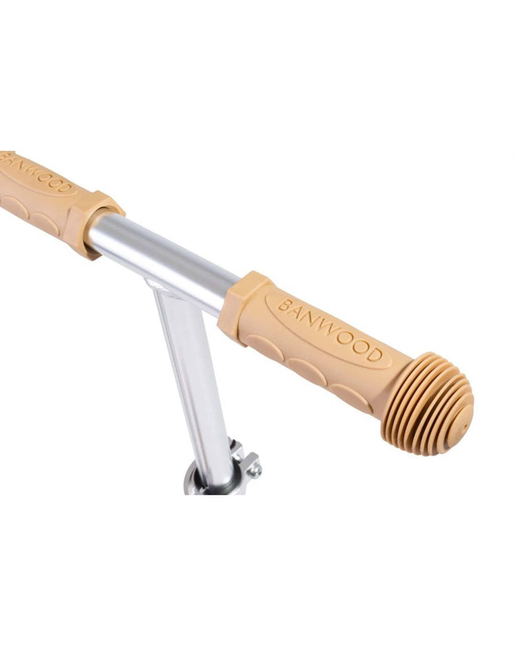 Close-up of the banwood scooter in mint, showing tan rubber grips and silver handlebar with the banwood logo and Easy Ride Steering System for smooth control.