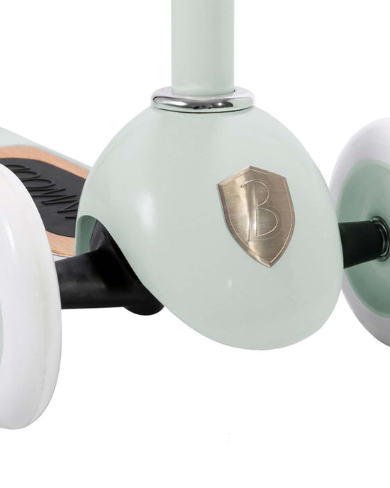Close-up of the front section of the banwood scooter in mint, featuring banwood’s Easy Ride Steering System, three wheels, and a metallic B emblem.