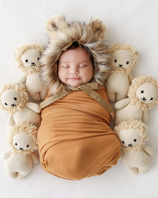 Little cuddle + kind play baby lion