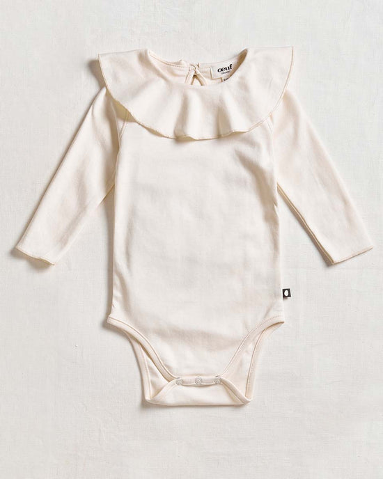 Little oeuf baby ruffle collar onesie in gardenia