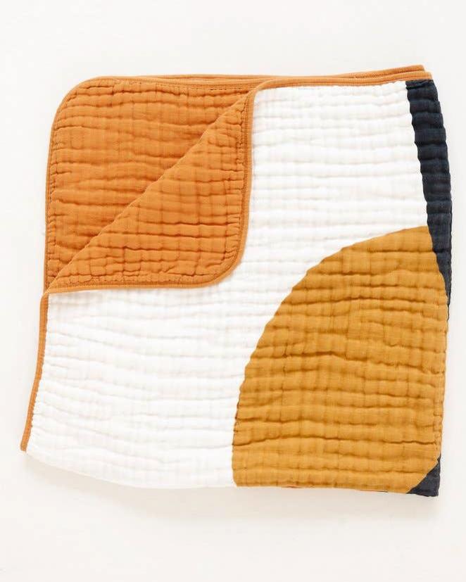 Little clementine kids room sunset quilt