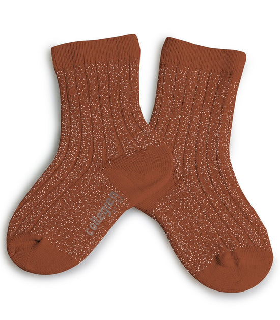 A pair of brown, Collégien victoire crew socks in pain d'epice with a dotted grip pattern on the soles.