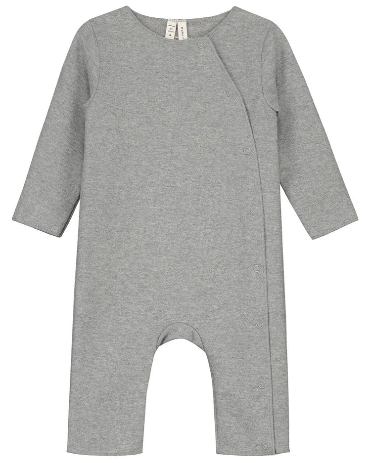 Gray long-sleeved baby suit with side press buttons made of organic fleece.
Product Name: Baby Suit with Snaps in Grey Melange
Brand Name: Gray Label