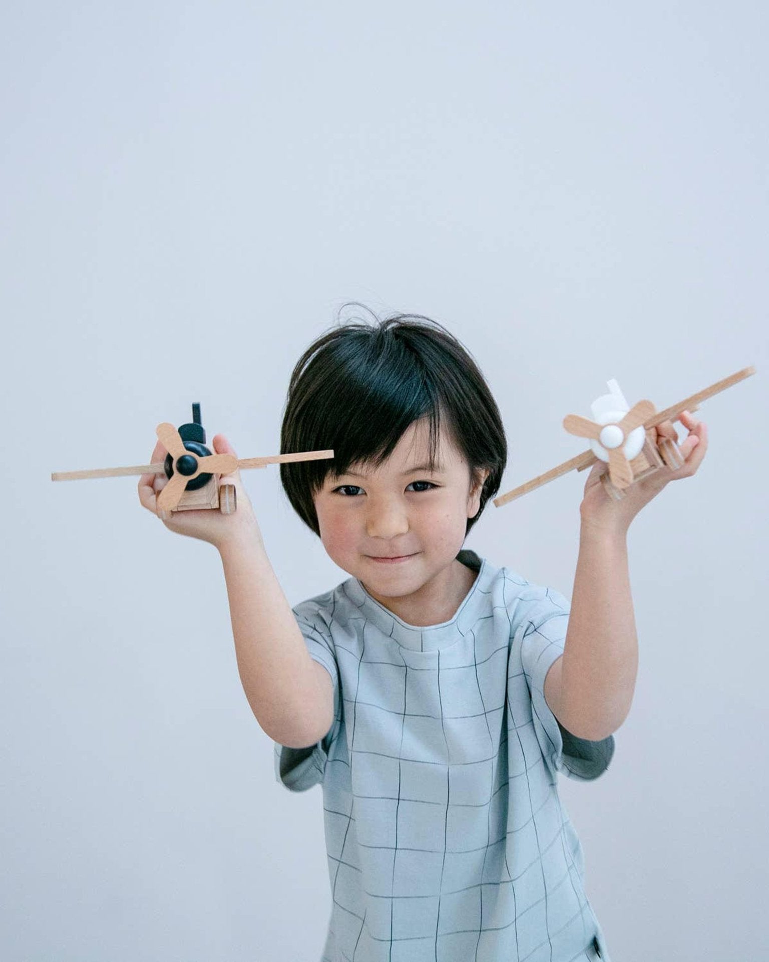 Little kiko+ and gg* play hikoki wind-up propeller plane in black