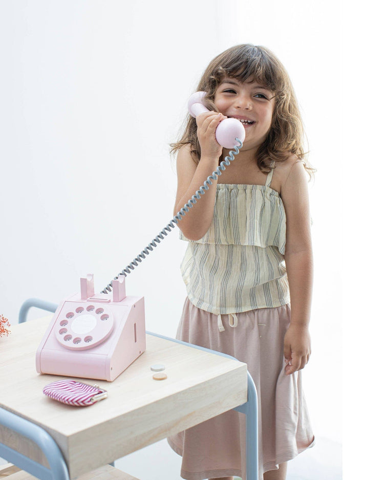 Little kiko+ and gg* play kiko+ telephone in pink