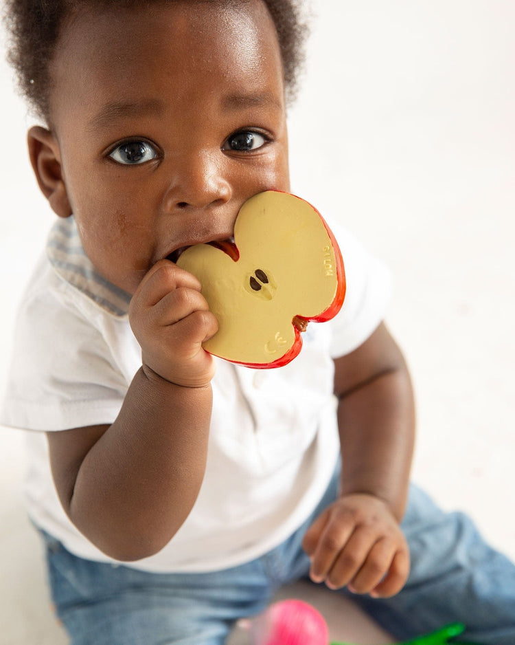 Little oli + carol play pepita the apple